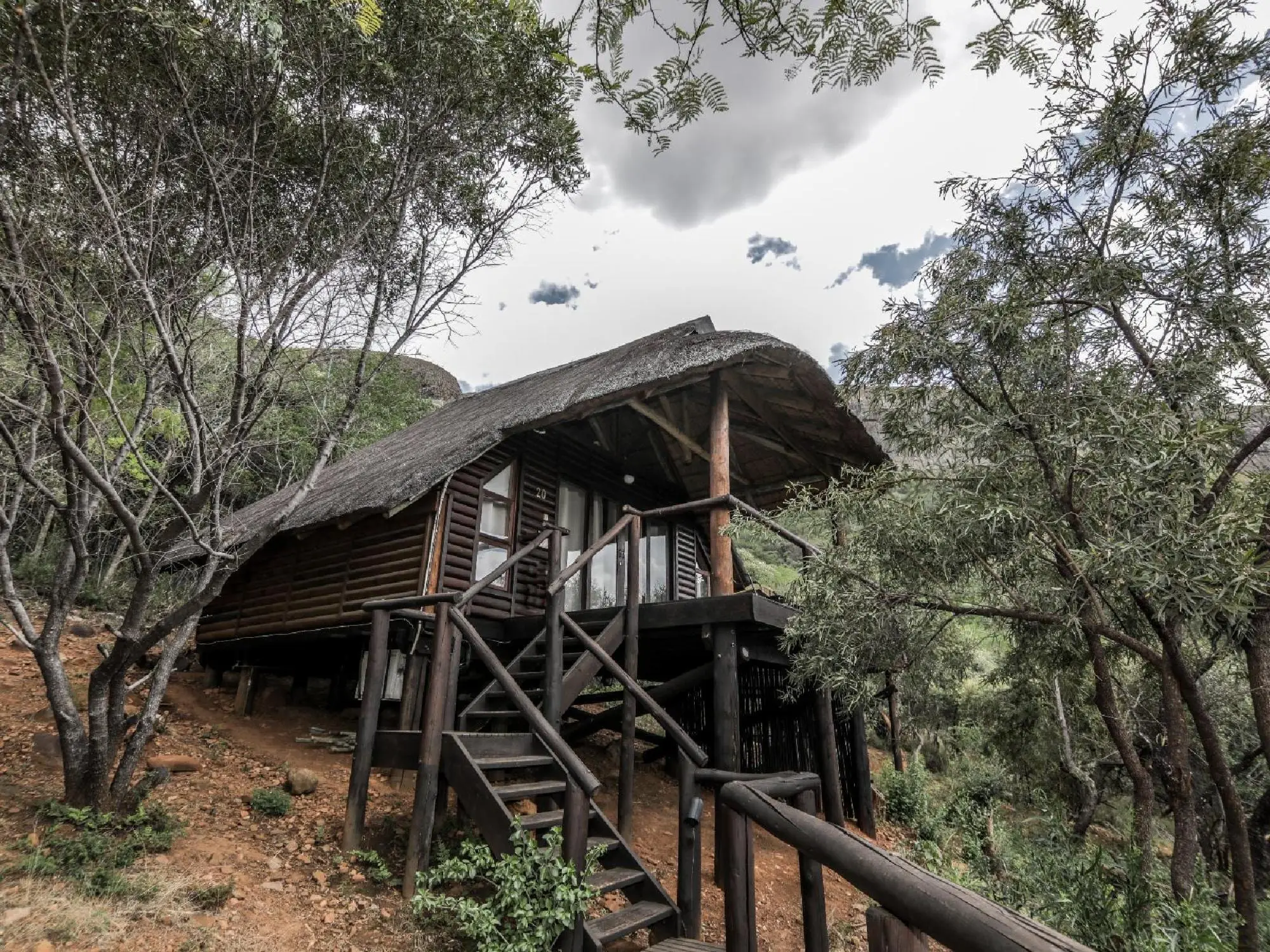 Mopani: log cabins on stilts with a deck over the valley