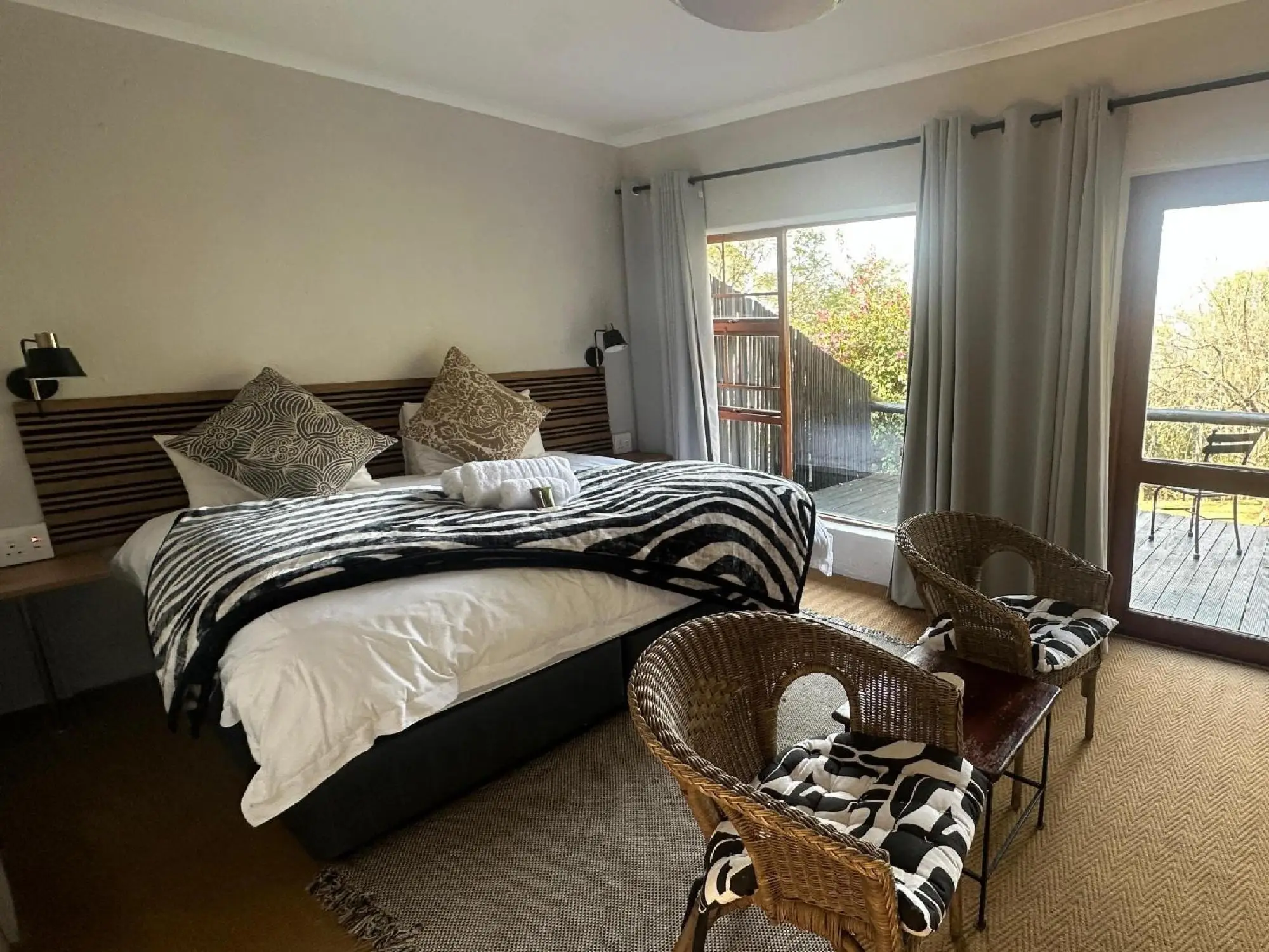 Acacia: rooms beside the main lodge, with decks facing the dam